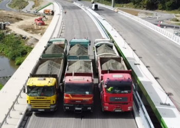 Próbne obciążenia 18-oma ciężarówkami na estakadzie w Zboiskach