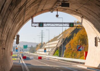 Jak bezpiecznie korzystać z tuneli drogowych?