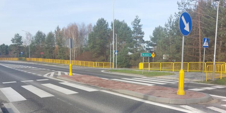 Dzięki zatokom autobusowym bezpieczniej na DK73 w Lisowie